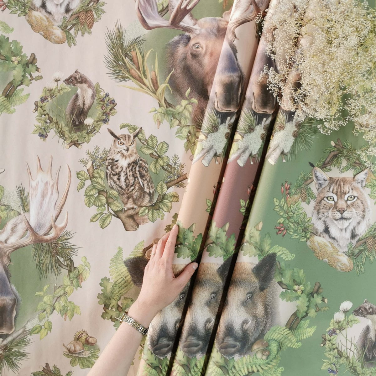 Tapeta Strażnicy Lasu z motywem leśnym ze zwierzętami w czterech kolorach, beżowa, brązowa, bordowa, zielona