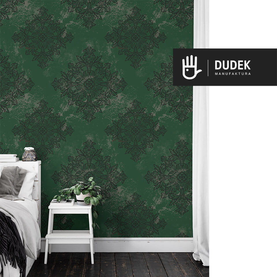 sypialnia w stylu boho z tapetą zielony Londyn z czarnym wzorem na ciemnozielonym tle