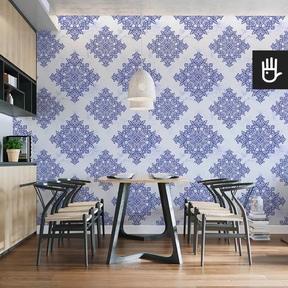 wnętrze kuchni z tapetą niebieska Lizbona z niebieskim wzorem na białym tle z kategorii tapeta geometryczna - kafelki