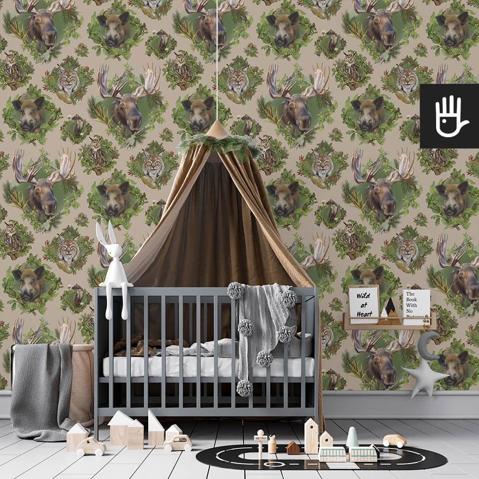 pokój dziecięcy z łóżeczkiem z beżową tapetą Strażnicy lasu z leśnymi zwierzakami