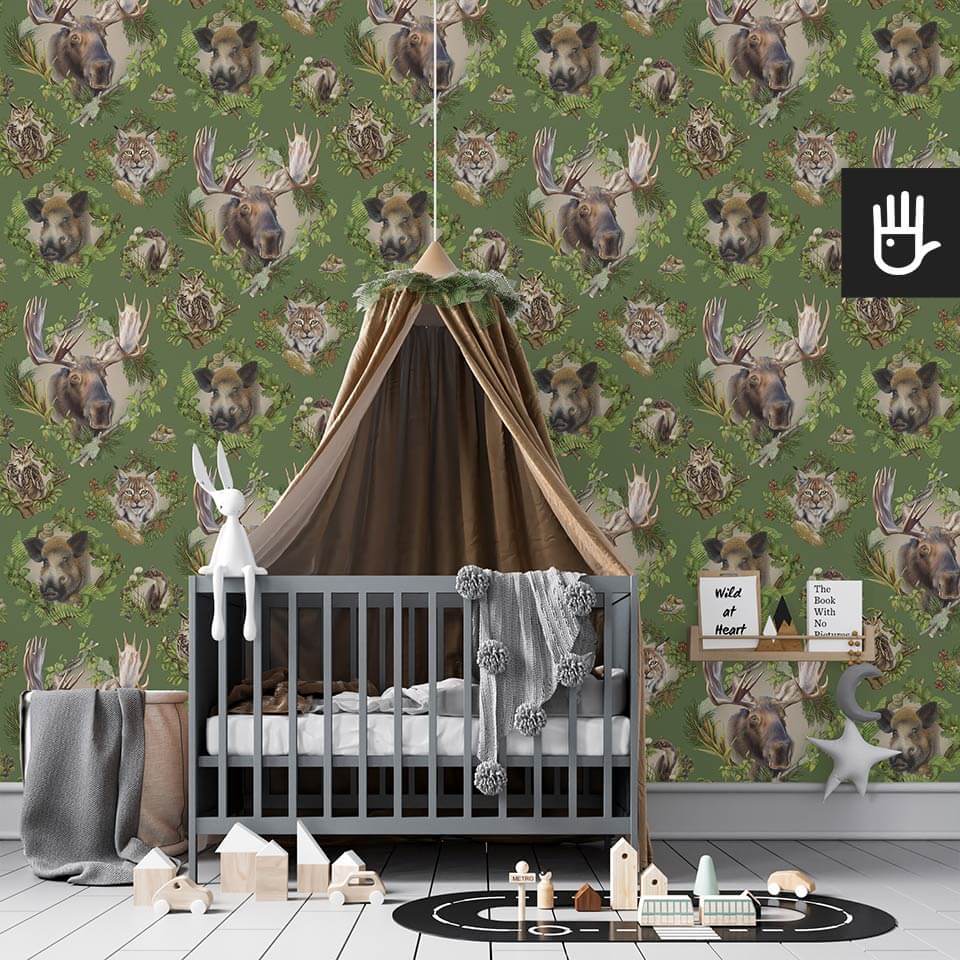 pokój dziecięcy z łóżeczkiem z zieloną tapetą Strażnicy lasu z leśnymi zwierzakami