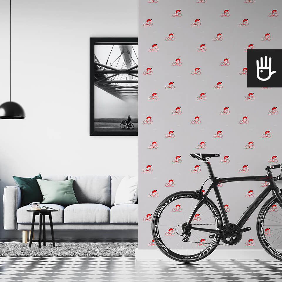 wnętrze mieszkania miłośnika rowerów z tapetą na ścianie z czerwonymi kolarzami na szarym tle