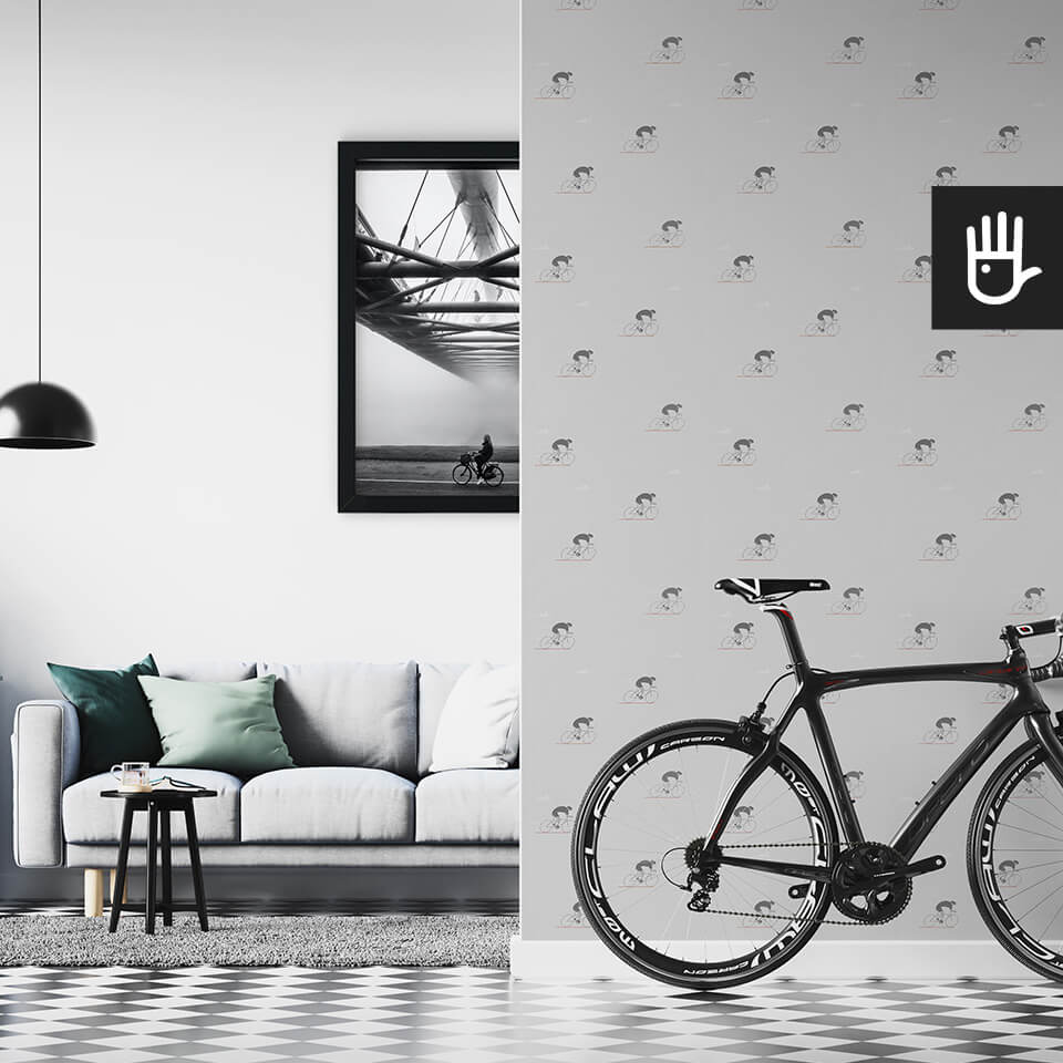 wnętrze mieszkania miłośnika rowerów z szarą tapetą na ścianie z szarymi kolarzami