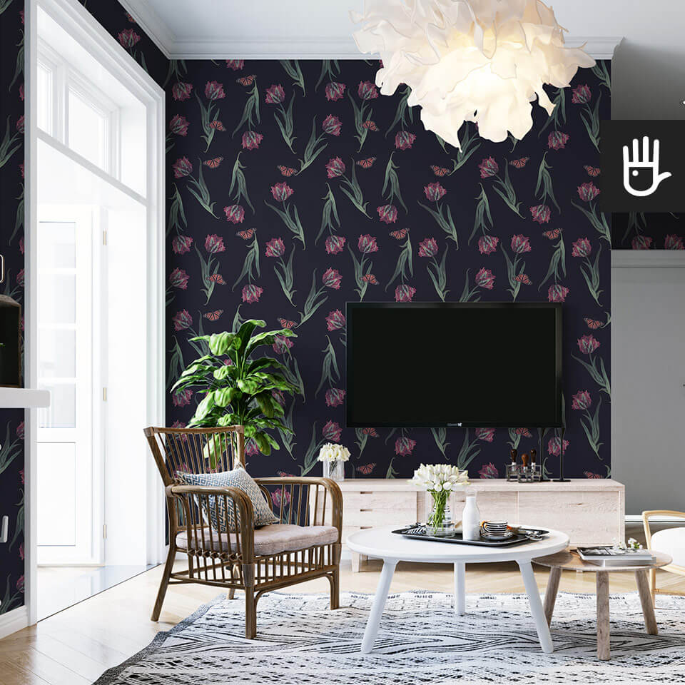 salon ze ścianą telewizyjną z tapetą w kwiaty z różowymi tulipanami na czarnym tle