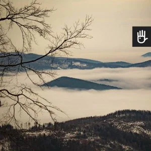 Kadr fototapeta Beskidy we mgle w kolorystyce granatowo-beżowej