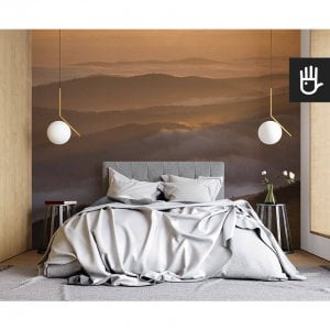 nowoczesna sypialnia w stylu naturalnym z fototapetą Tajemnicze Bieszczady na ścianie za łóżkiem