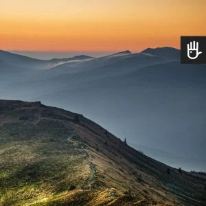 kadr fototapeta Wschód w Bieszczadach w pomarańczowo-niebiesko-zielonej kolorystyce