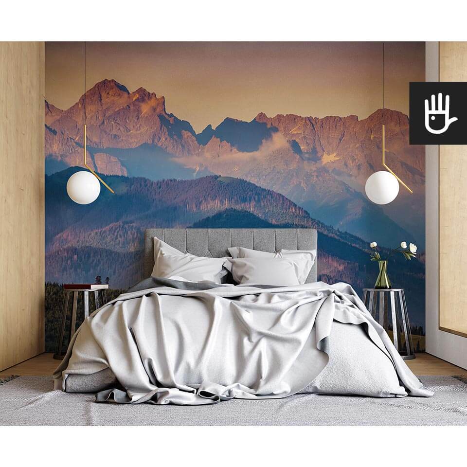 nowoczesna sypialnia w stylu naturalnym z fototapetą Panorama Tatr na ścianie za łóżkiem