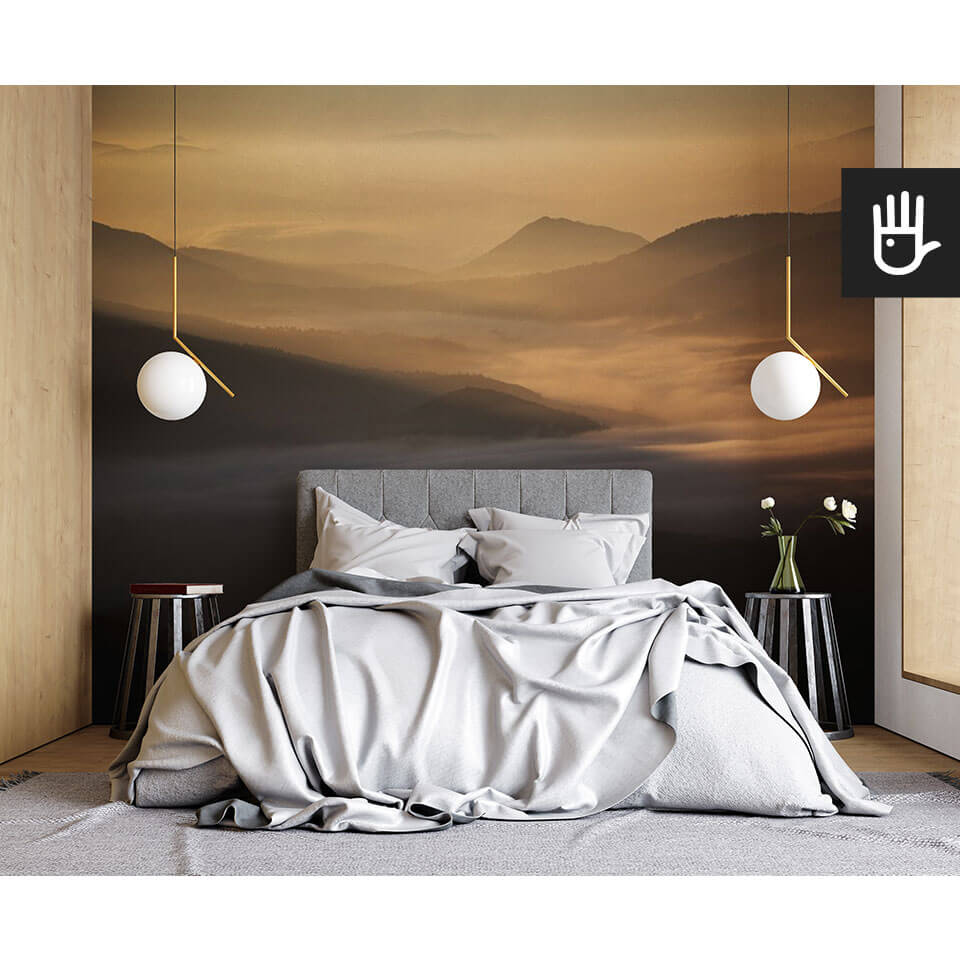 nowoczesna sypialnia w stylu naturalnym z fototapetą Przełęcz w słońcu na ścianie za łóżkiem