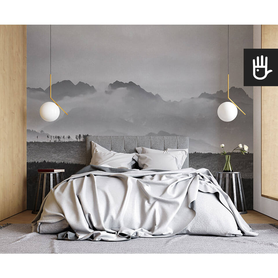 nowoczesna sypialnia w stylu naturalnym z fototapetą Szczyty w chmurach na ścianie za łóżkiem