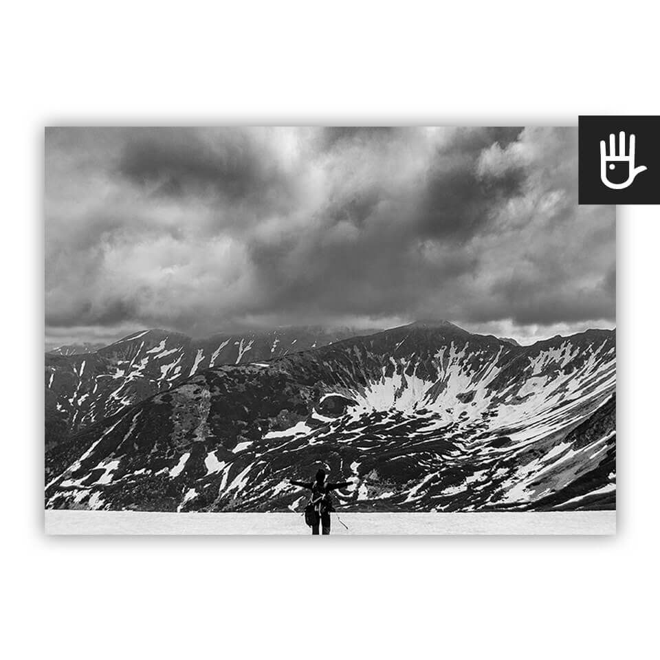 Plakat Śnieg w Tatrach z postacią człowieka na tle ośnieżonych gór