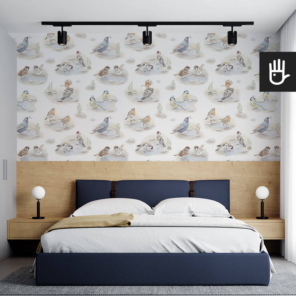 sypialnia hotelowa z granatowym łóżkiem. Na ścianie tapeta polne ptaki z dudkami, wróblami, szczygłami, rudzikami i szpakami