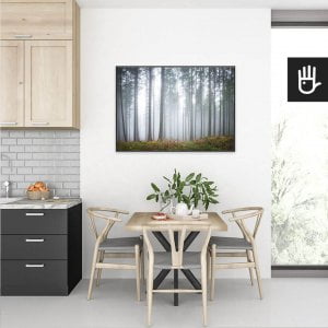 Wnętrze nowoczesnej kuchni z plakatem Tajemniczy mglisty las nad stołem