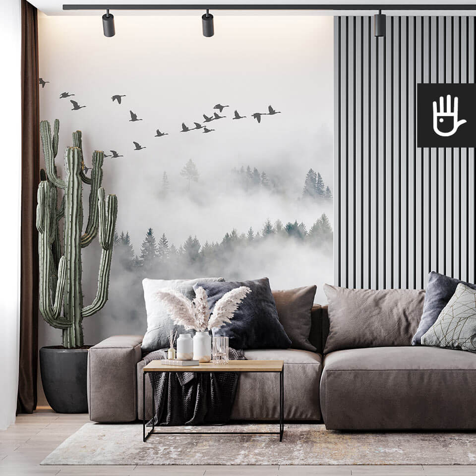 Salon z szarą kanapą ze ścianą z lamelami na tle fototapety Klucz dzikich gęsi nad lasem we mgle