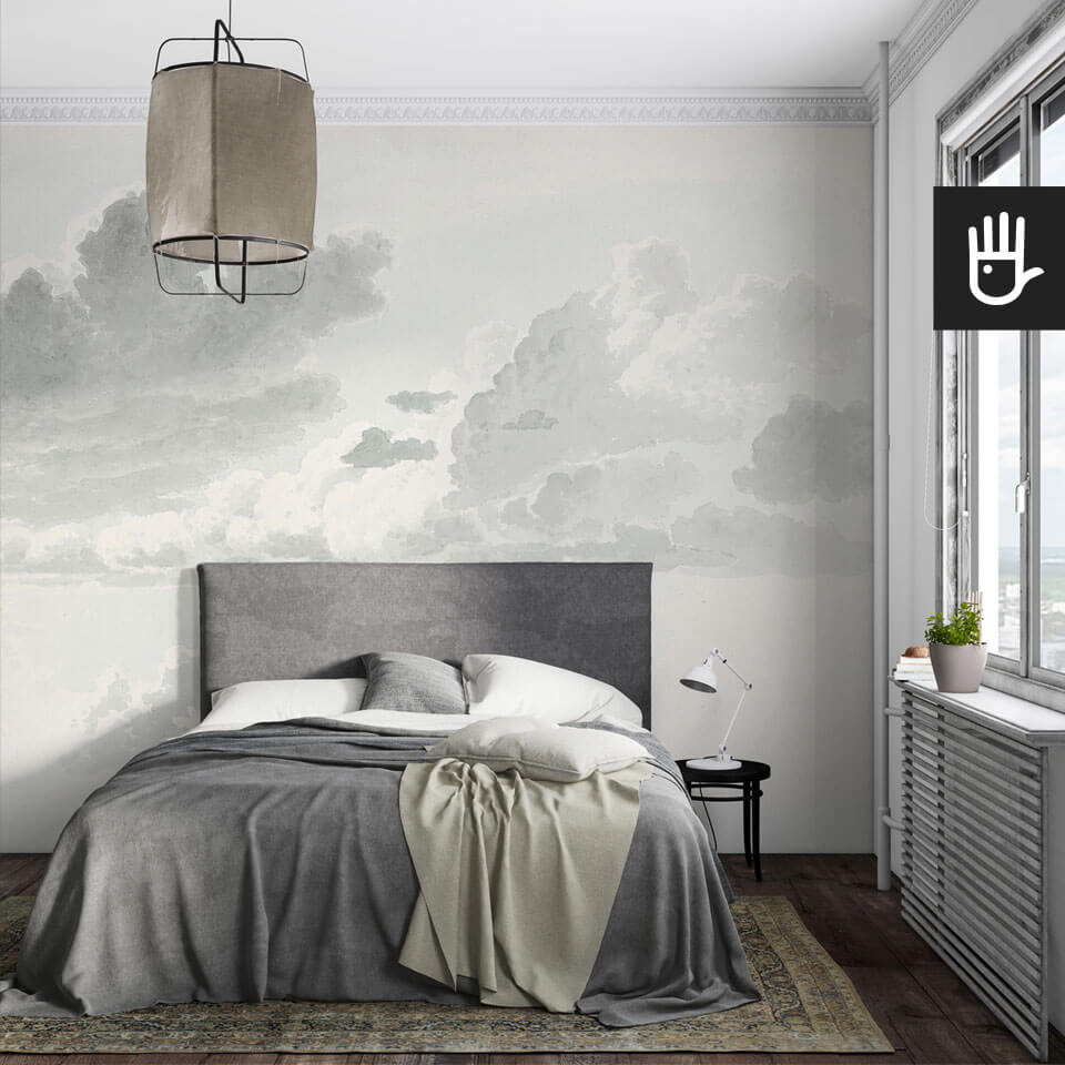 Romantyczna sypialnia w artystycznym klimacie z tapetą ścienną z chmurami w szarościach