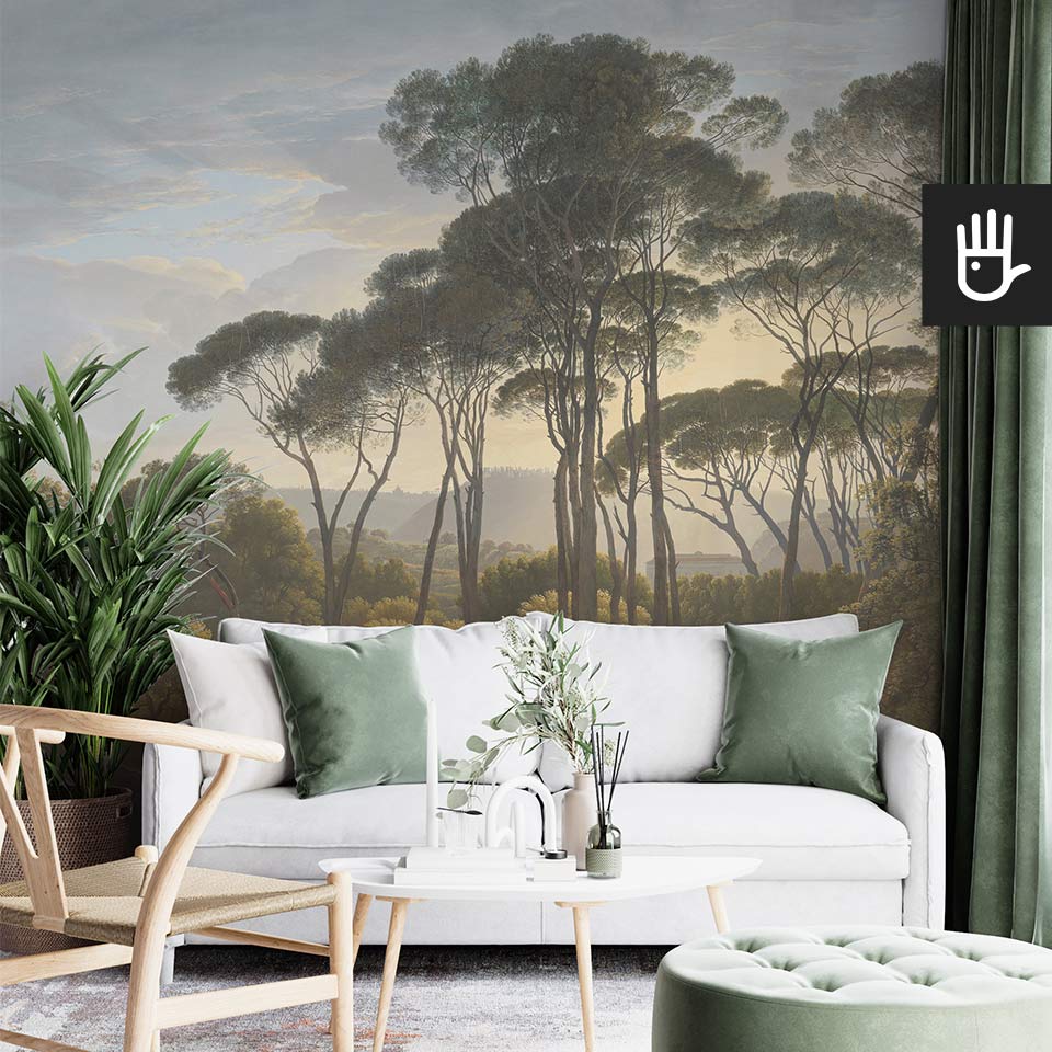 Wnętrze pokoju dziennego z białą kanapą na tle szarej fototapety włoski krajobraz z sosnami pinii w stylu boho