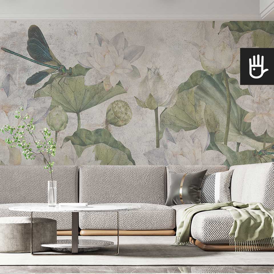 Fototapeta lilie wodne na ścianie klasycznego salonu z beżową sofą i miękkimi poduszkami.
