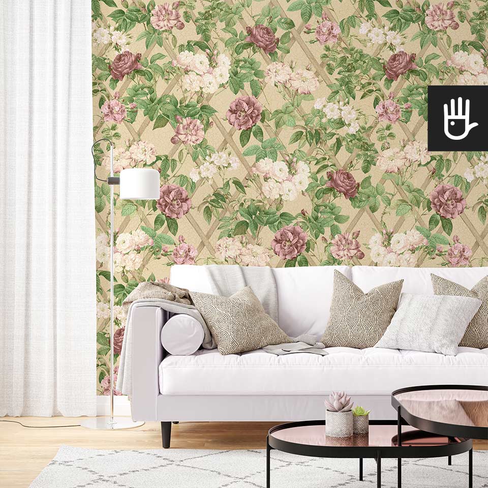 Klasyczny salon z białą kanapą na tle tapety Popołudniowe rosarium z motywem pięknych róż