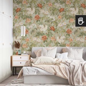 Przytulna sypialnia w stylu boho z tapetą z dużymi rudymi kwiatami na tle szałwiowej ściany