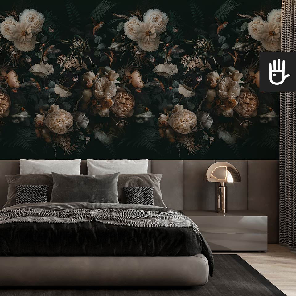 Fototapeta Buduar z motywem wielkich kwiatów na ciemnozielonym tle na ścianie nastrojowej sypialni z welurowym łóżkiem i złotymi dodatkami.