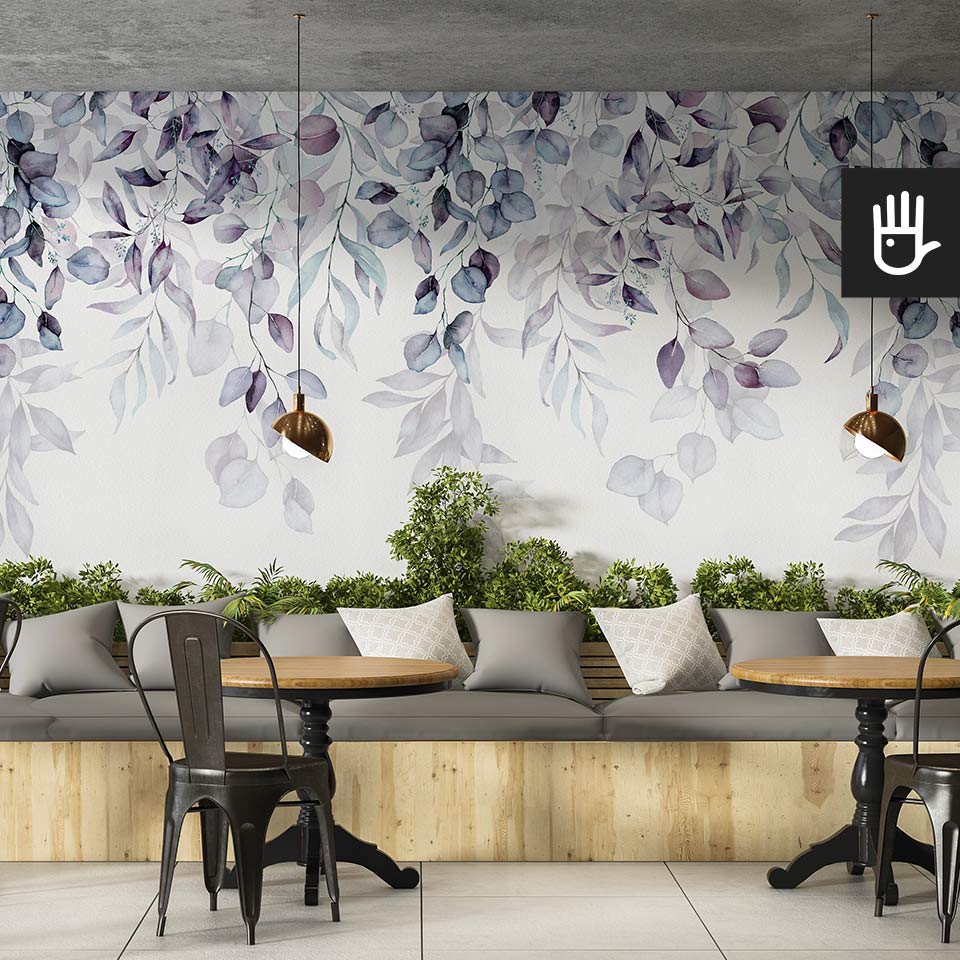 Kawiarnia z dekoracyjną fototapetą Girlanda fioletów z motywem opadających liści w stylu loftowym