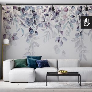 Fototapeta girlanda fioletów w granatowym kolorze na białym tle na ścianie nowoczesnego salonu z białą kanapą.