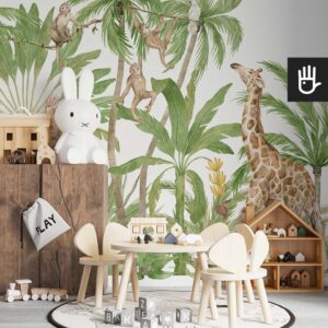 Pokój zabaw dla dzieci z fototapetą safari z akwarelowymi ilustracjami w tym z żyrafą, małpkami, zebrą i papugami na palmach i liściach bananowca.