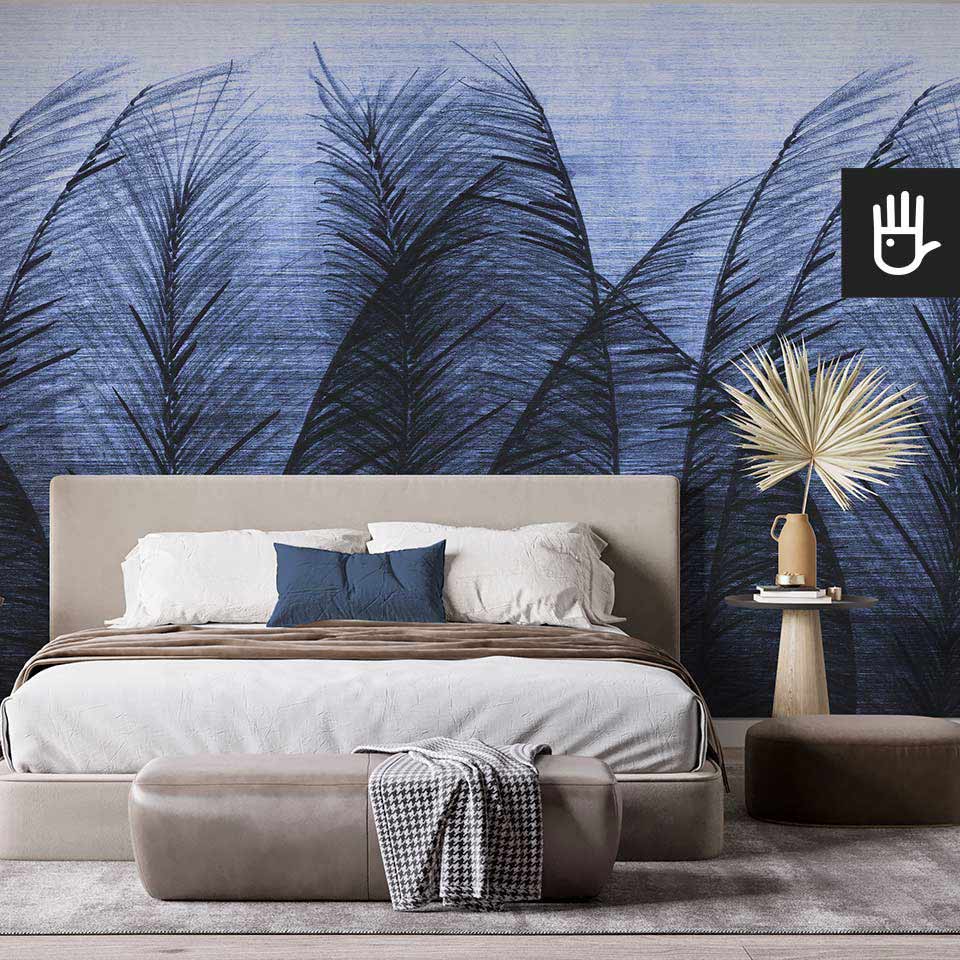 Sypialnia w stylu eko w kolorach beżu ze ścienną dekoracją w formie fototapety z trawą pampasową w kolorze granatowym