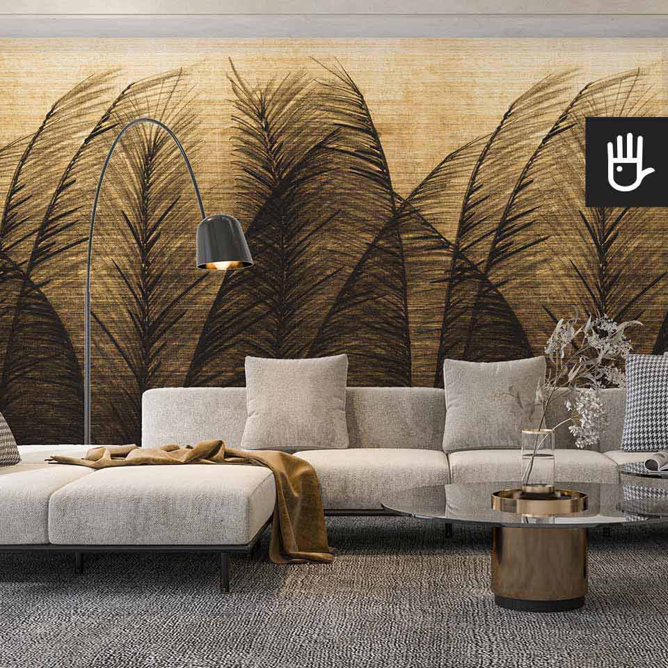 Nowoczesny salon w stylu glamour z dekoracyjną ścianą na której znajduje się fototapeta trawa pampasowa złota z naturalnym motywem