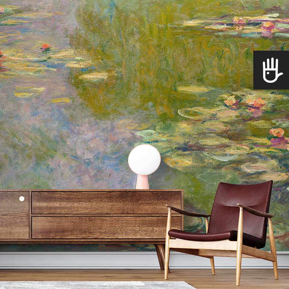 Pokój z fotelem vintage i drewnianą komodą na tle ściany na której prezentuje się artystyczna fototapeta nenufary autorstwa Claude'a Moneta.