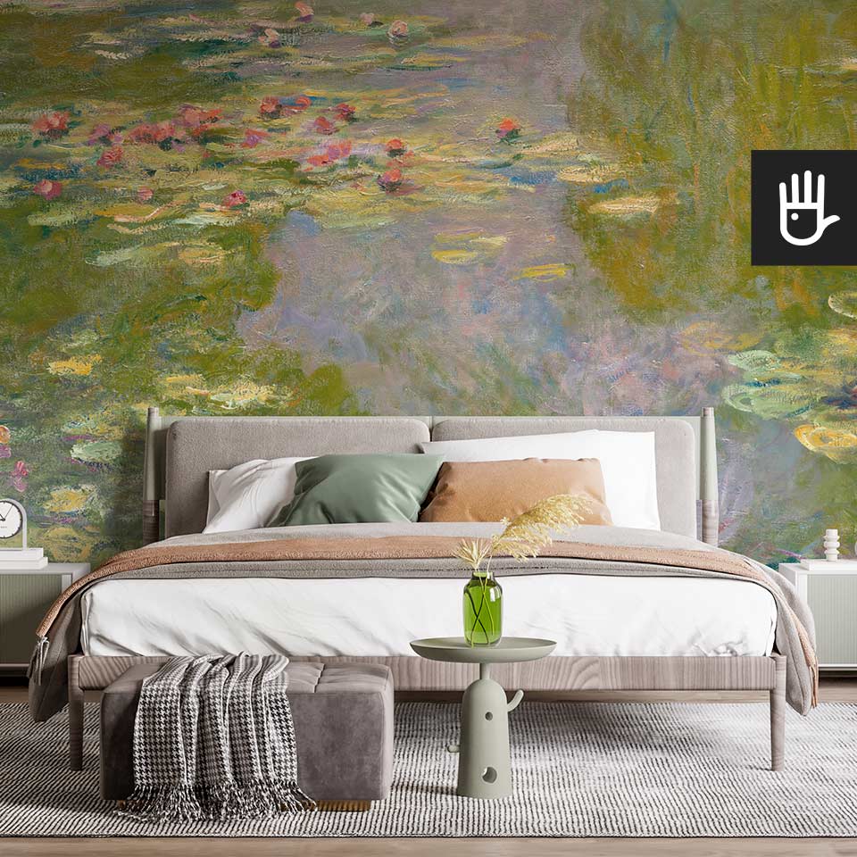 Sypialnia w stylu boho z drewnianym łóżkiem i ścianą w artystycznym klimacie na której znajduje się malarska i kolorowa fototapeta Nenufary z kolekcji reprodukcje firmy Dudek Manufaktura