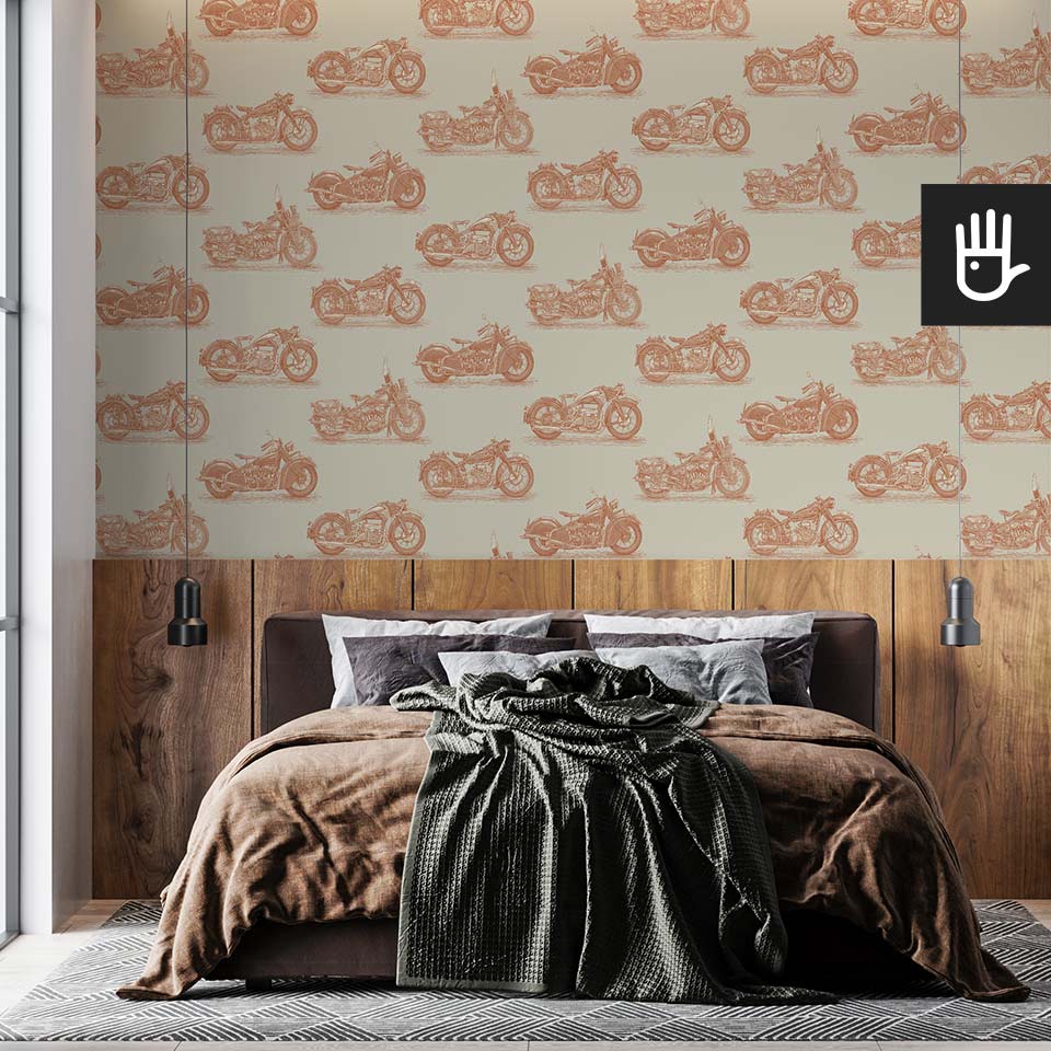 Naturalna męska sypialnia w stylu vintage z dekoracją ścienną, którą jest drewniana lamperia i tapeta stare motocykle - miedź