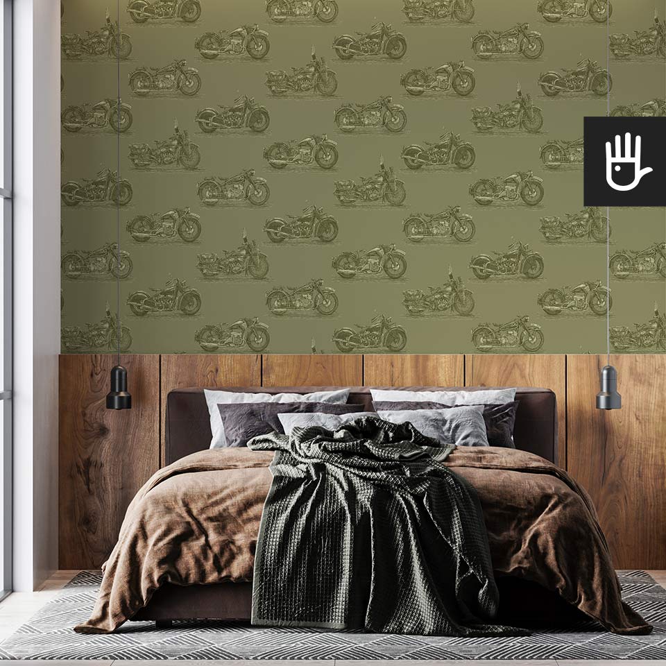 Naturalna męska sypialnia w stylu vintage z dekoracją ścienną, którą jest drewniana lamperia i tapeta stare motocykle - oliwka