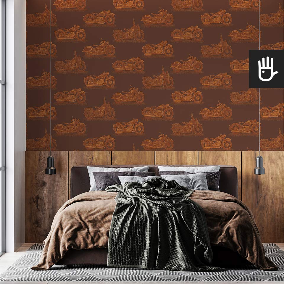 Naturalna męska sypialnia w stylu vintage z dekoracją ścienną, którą jest drewniana lamperia i tapeta stare motocykle - rdza