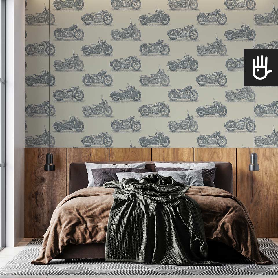 Naturalna męska sypialnia w stylu vintage z dekoracją ścienną, którą jest drewniana lamperia i tapeta stare motocykle - stal