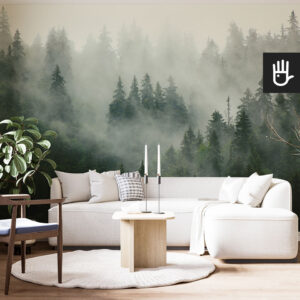 Nowoczesny jasny salon z białą kanapą w naturalnym stylu z dekoracją ścienną z fototapetą z lasem we mgle.