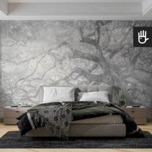 Sypialnia w stylu loftowym z fototapetą szare Stare drzewo z motywem natury.