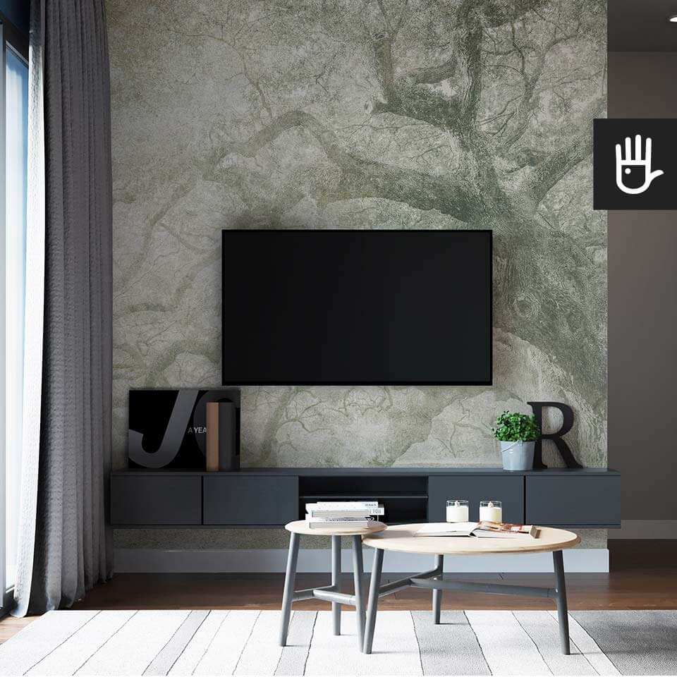 Fototapeta zielone Stare drzewo na ścianie tv z czarną szafką rtv w salonie w stylu loftowym