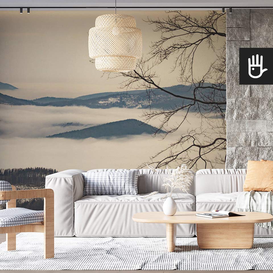 Przytulny salon w domku w górach z dekoracją ścienną, którą jest fototapeta Beskidy we mgle.