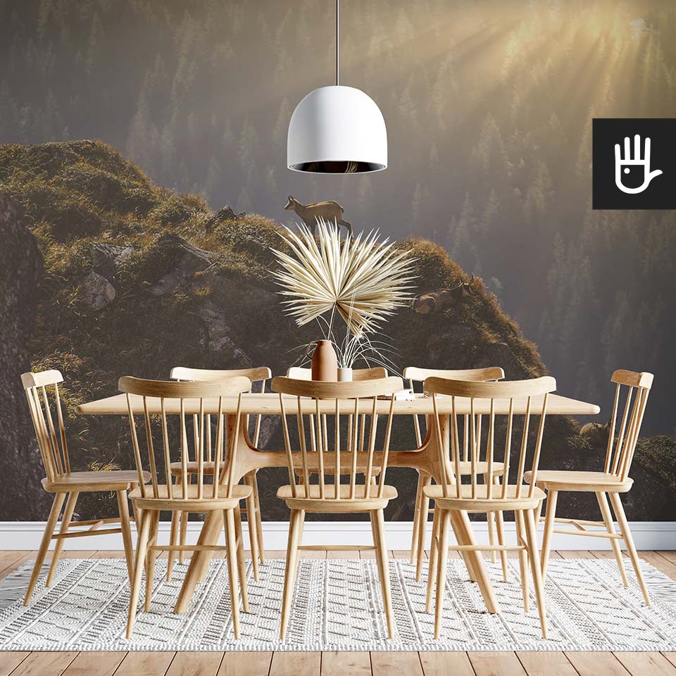 Fototapeta Kozice górskie z widokiem gór na ścianie w jadalni z drewnianym stołem w górskim klimacie.