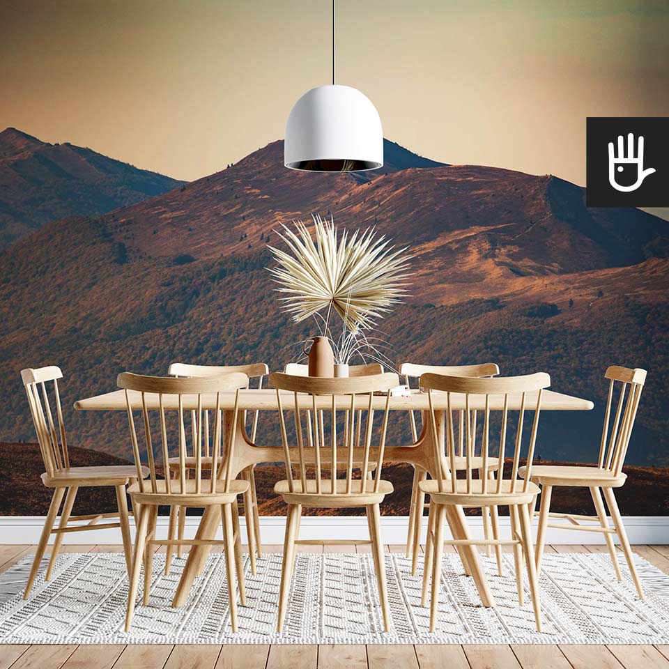 Fototapeta Połonina Wetlińska z widokiem gór na ścianie w jadalni z drewnianym stołem w górskim klimacie.
