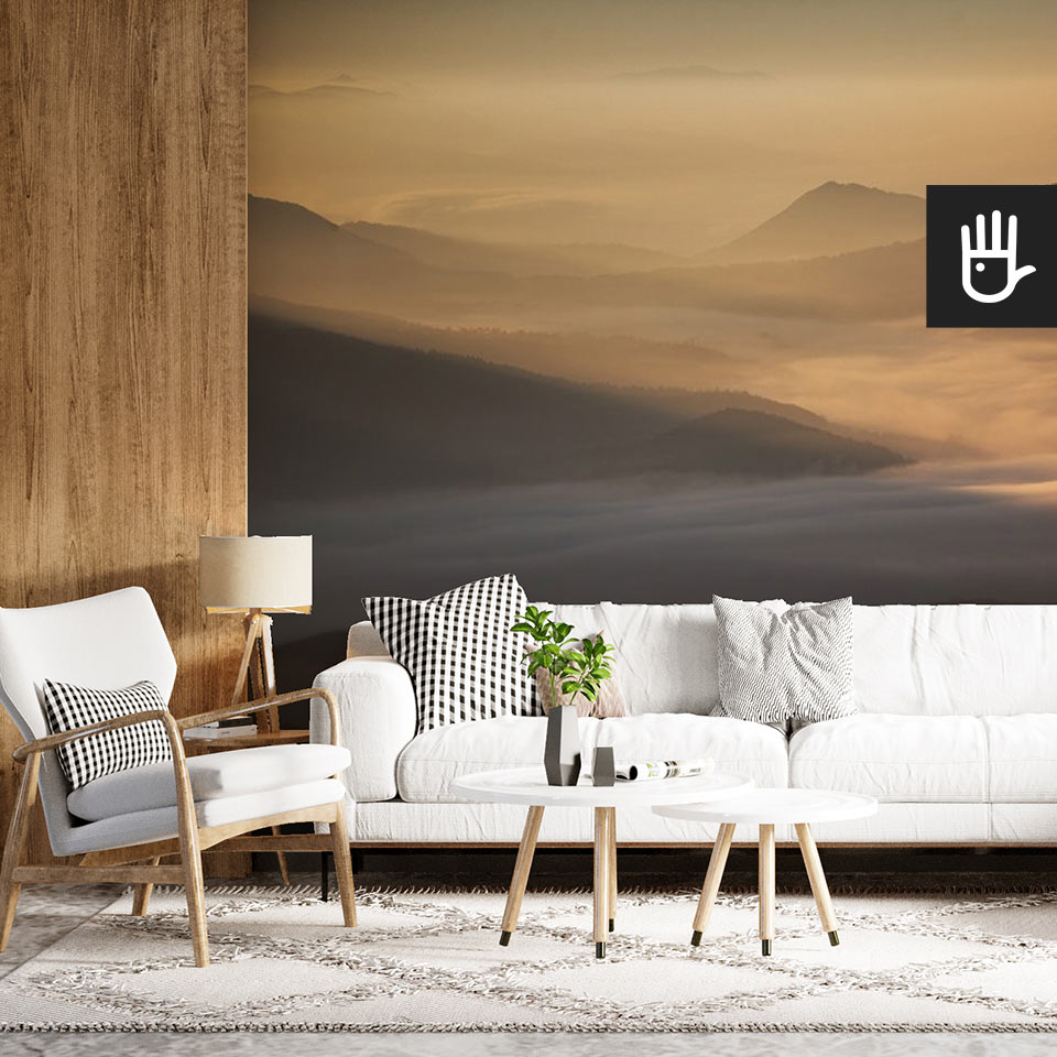 Przytulny salon w domku w górach z dekoracją ścienną, którą jest fototapeta Przełęcz w słońcu