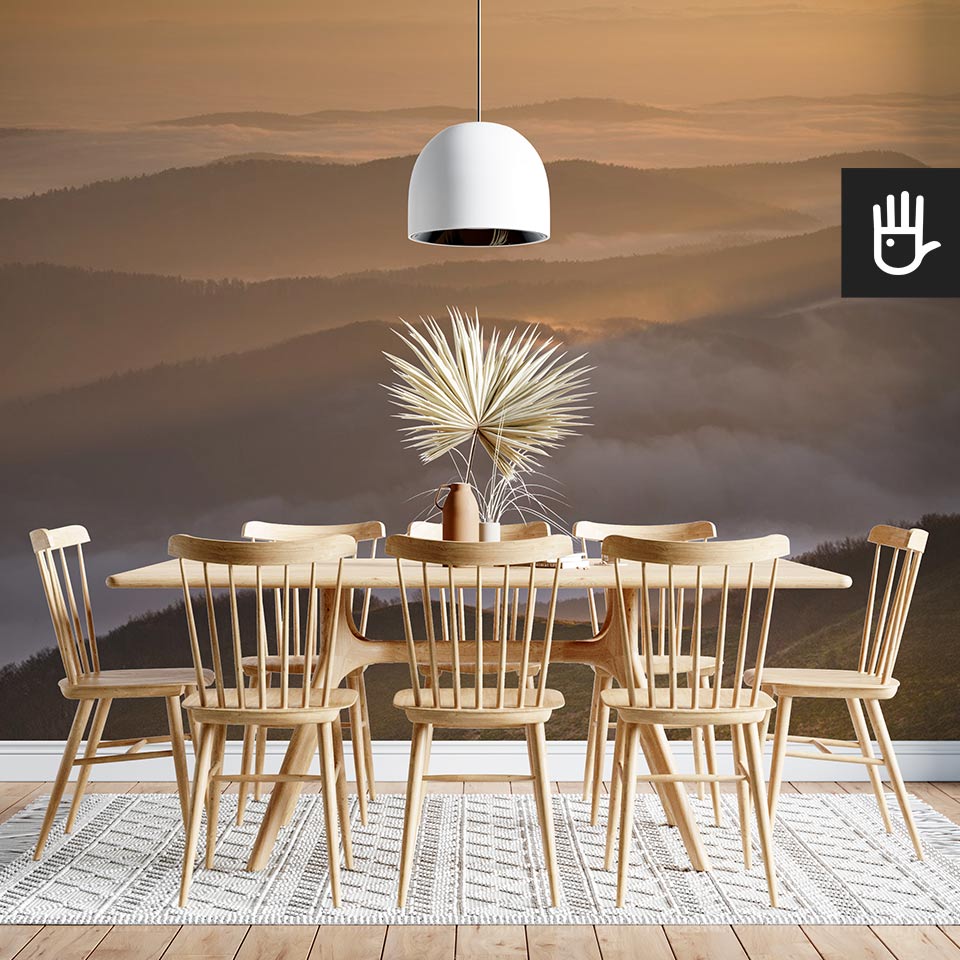 Fototapeta Tajemnicze Bieszczady z widokiem gór na ścianie w jadalni z drewnianym stołem w górskim klimacie.