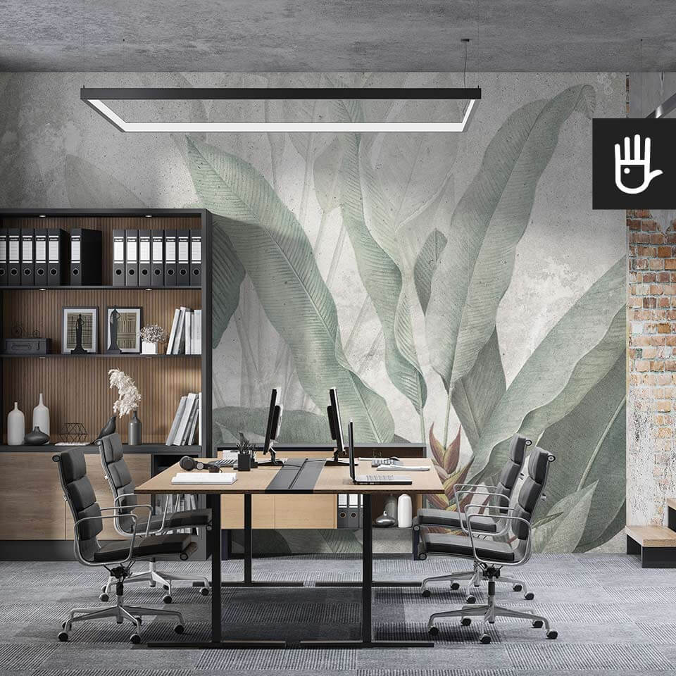 Industrialne biuro w loftowym stylu z tropikalną dekoracją, którą stanowi fototapeta Liście bananowca w kolorze szarym z fakturą betonu