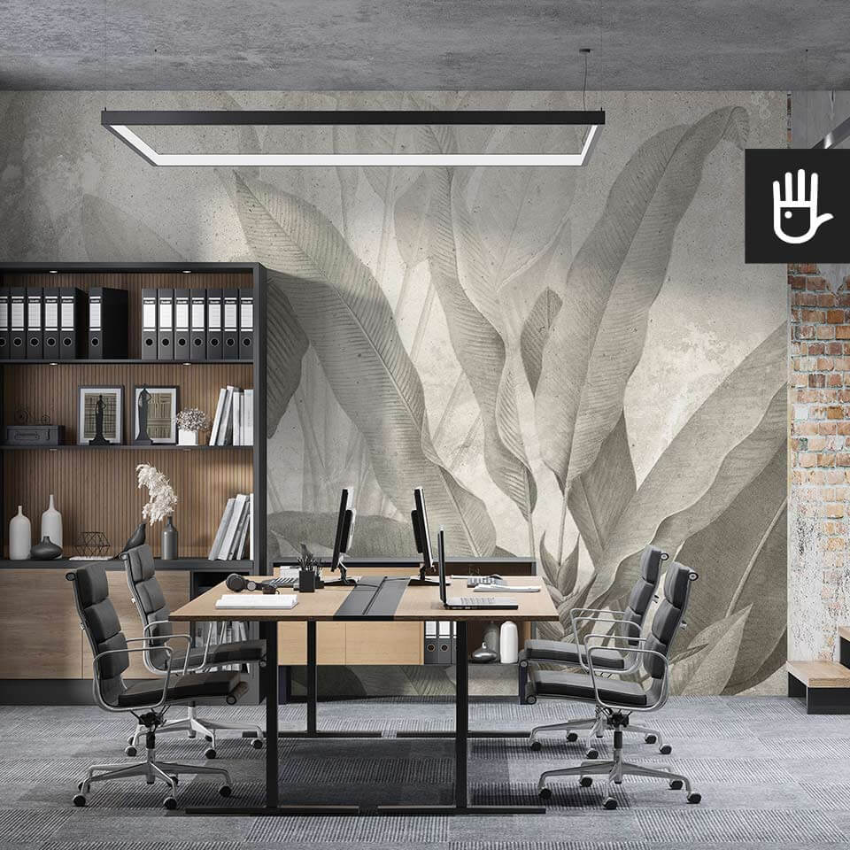 Industrialne biuro w loftowym stylu z tropikalną dekoracją, którą stanowi fototapeta Liście bananowca ecru w kolorze beżowym z fakturą betonu