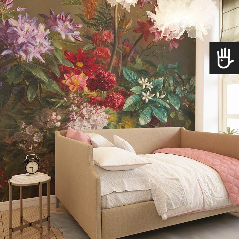 Dziewczęcy pokój gościnny z jasną, beżową kanapą w eleganckim stylu glamour na tle fototapety z kolorowymi kwiatami bukiet wonnych kwiatów