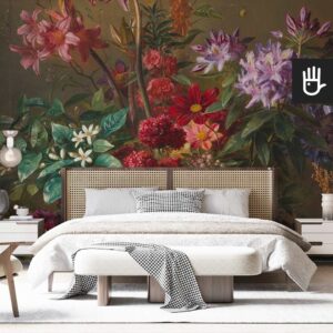 Fototapeta bukiet wonnych kwiatów z dużymi kwiatami na ciemnym tle na ścianie eleganckiej sypialni urządzonej we włoskim stylu.