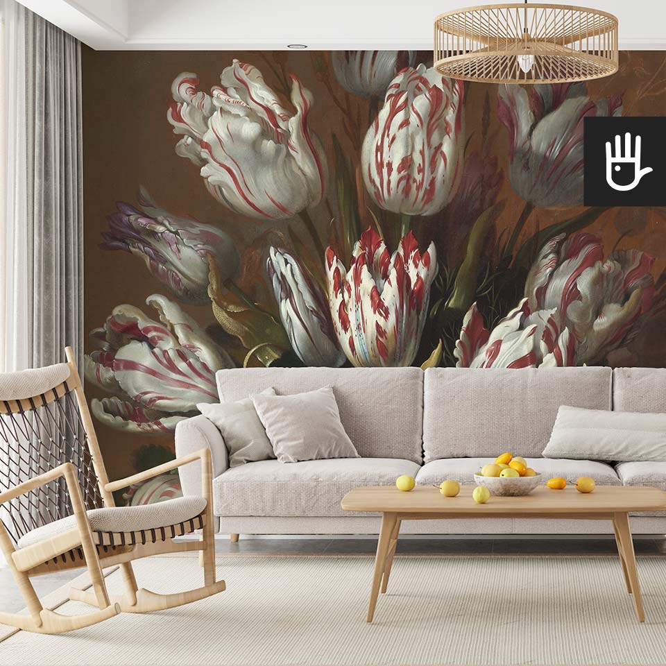 Skandynawski salon w stylu eko z beżową kanapą na tle ściany na której jest położona fototapeta holenderskie tulipany z kolorowymi kwiatami na ciemnym tle