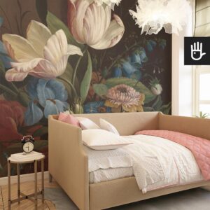 Dziewczęcy pokój gościnny z jasną, beżową kanapą w eleganckim stylu glamour na tle fototapety z kolorowymi kwiatami kwiatowa melancholia