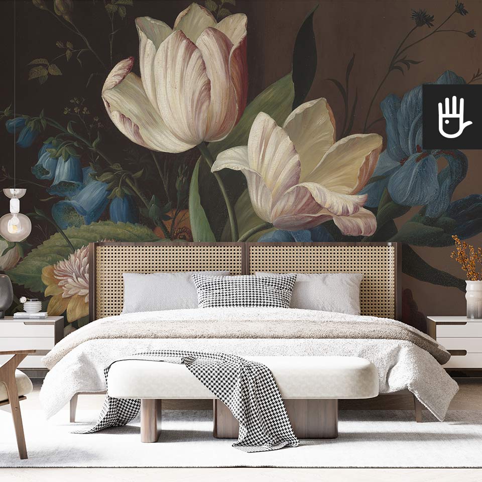 Fototapeta kwiatowa melancholia z dużymi kwiatami na ciemnym tle na ścianie eleganckiej sypialni urządzonej we włoskim stylu.